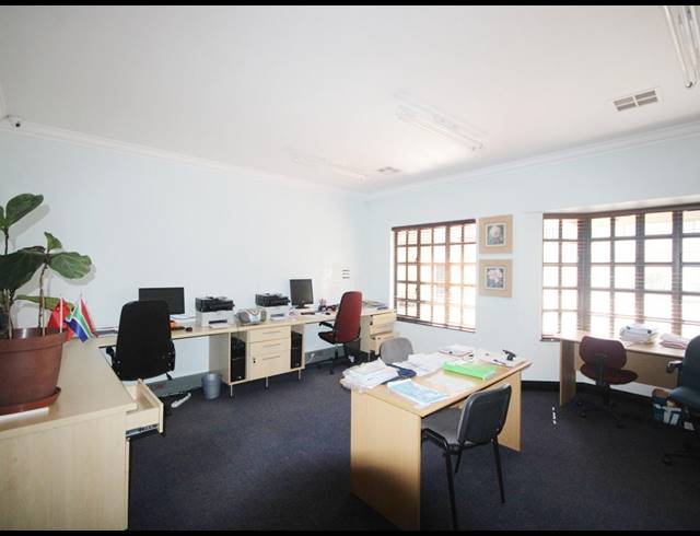 133M² BUSINESS TO LET IN BEDFORD GARDENS